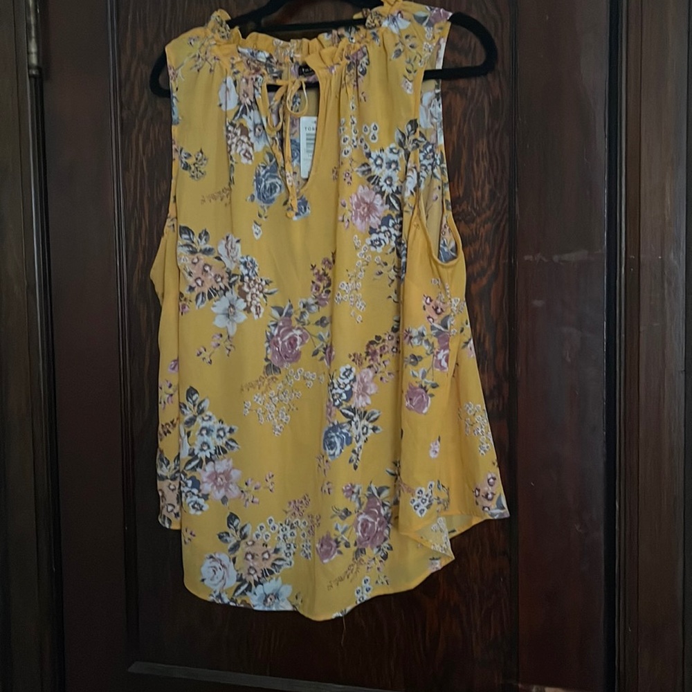 Flower top in a mustard color size 3 from Torrid